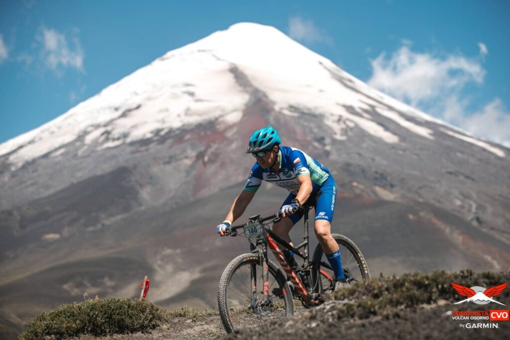 Ciclista en el CVO frente al Volcán Osorno